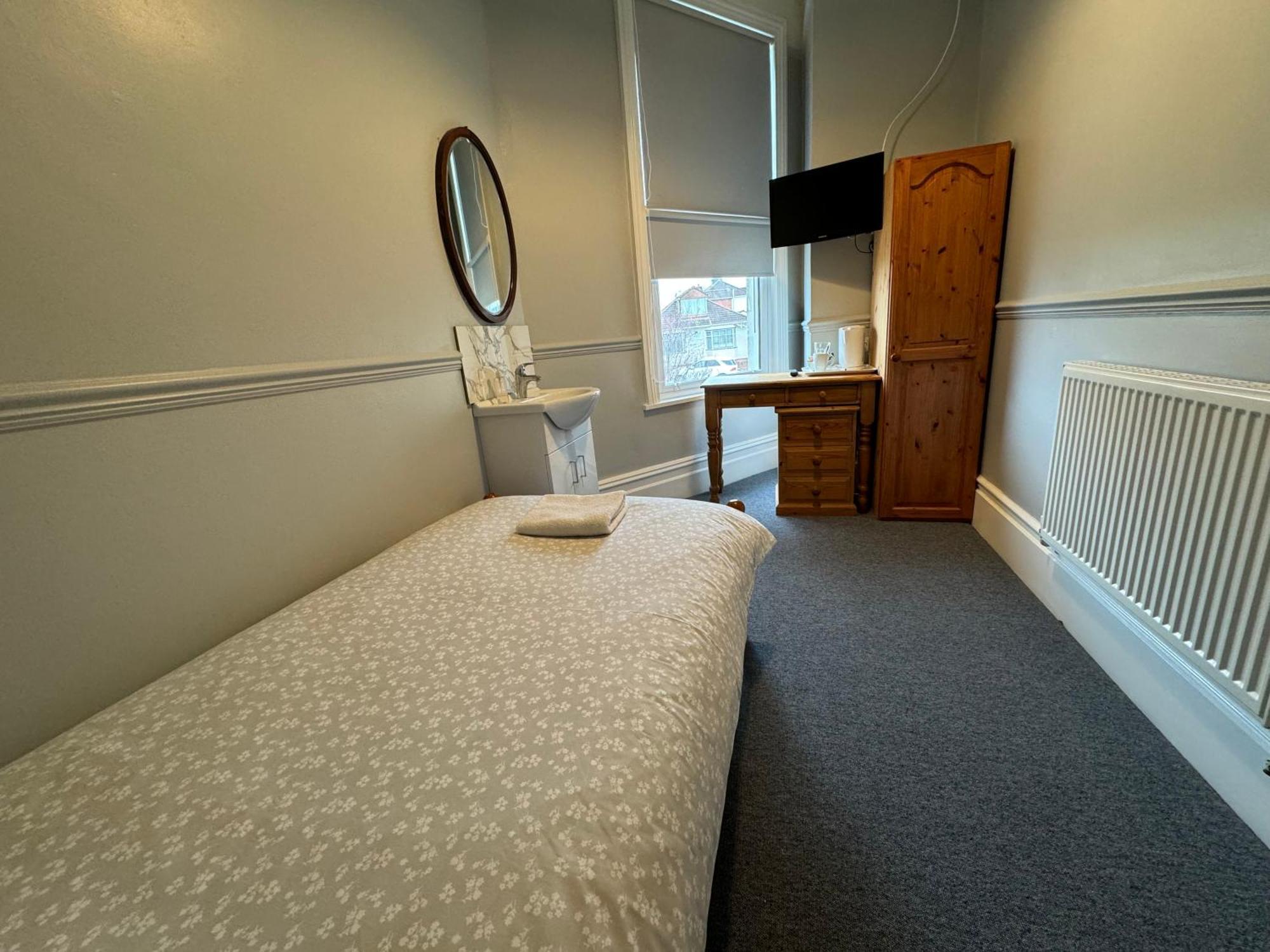 The Elms Guest House Bristol Filton Exterior photo